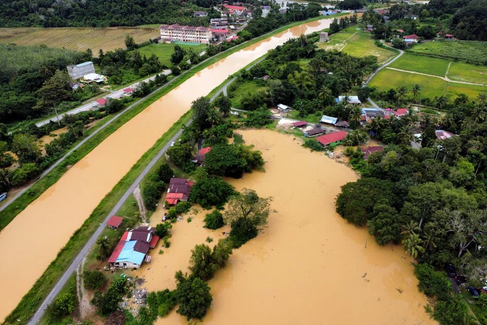 Pandangan dari udara keadaan banjir di Kampung Padang Luar, Kubang Pasu, Kedah. Mangsa ditempatkan di pusat pemindahan sementara (PPS)  yang disediakan di beberapa kawasan di negeri itu.