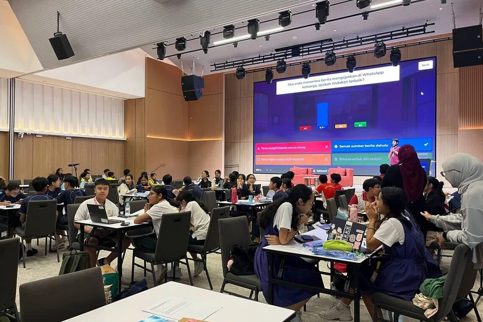 Para peserta menguji pengetahuan mereka tentang perbezaan antara berita tulen dengan berita palsu menerusi permainan, ‘Kahoot’, yang menggalakkan pemikiran kritis serta kemahiran mengenal pasti maklumat yang meragukan.