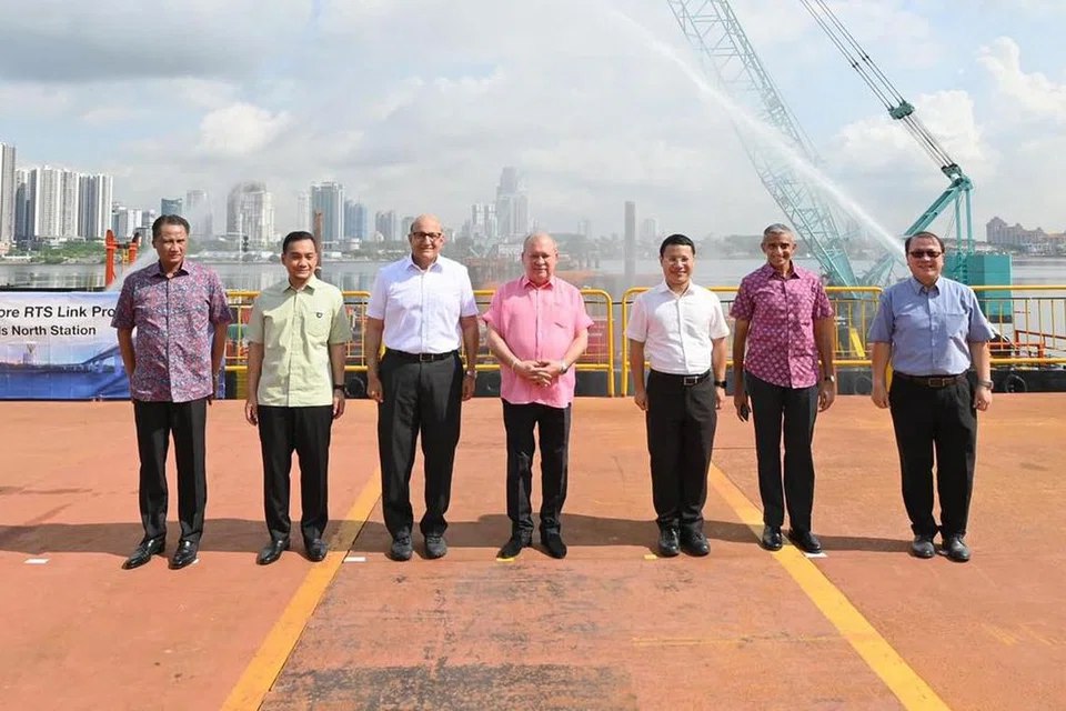 LAWAT TAPAK TERMINAL: Sultan Ibrahim (tengah) melawat tapak terminal Woodlands North RTS Link bersama Encik S. Iswaran (tiga dari kiri) semalam. Turut menyertai mereka ialah Menteri Pembangunan Negara, Encik Desmond Lee (tiga dari kanan) dan Menteri Besar Johor, Datuk Onn Hafiz (dua dari kiri). - Foto FACEBOOK S. ISWARAN