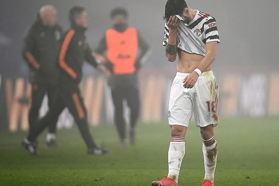 TUMPUL LAGI: Reaksi pemain Manchester United Bruno Fernandes selepas United terikat 0-0 di Crystal Palace kelmarin. - Foto EPA-EFE