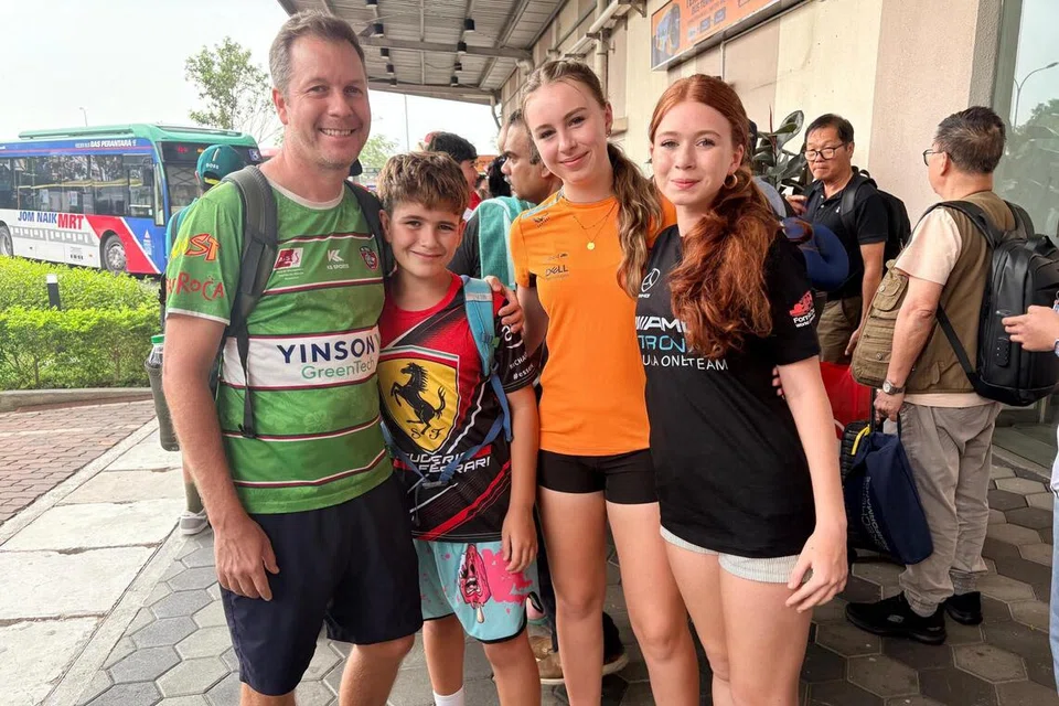Encik Sam Carter, 47 tahun (kiri) membawa bersama dua anaknya dan seorang sahabat anak perempuannya untuk merasai pengalaman menonton Formula Satu (F1) di Litar Antarabangsa Sepang (SIC), Selangor, pada 4 Oktober.