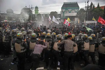 Polis rusuhan menggunakan meriam air terhadap mahasiswa yang menyertai perhimpunan, ‘Indonesia Gelap’, bagi membantah dasar pemotongan belanjawan oleh Presiden Prabowo Subianto, di hadapan bangunan Dewan Perwakilan Rakyat Daerah (DPRD) Jawa Timur di Surabaya pada 17 Februari.