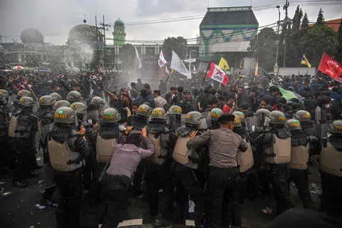 Polis rusuhan menggunakan meriam air terhadap mahasiswa yang menyertai perhimpunan, ‘Indonesia Gelap’, bagi membantah dasar pemotongan belanjawan oleh Presiden Prabowo Subianto, di hadapan bangunan Dewan Perwakilan Rakyat Daerah (DPRD) Jawa Timur di Surabaya pada 17 Februari.