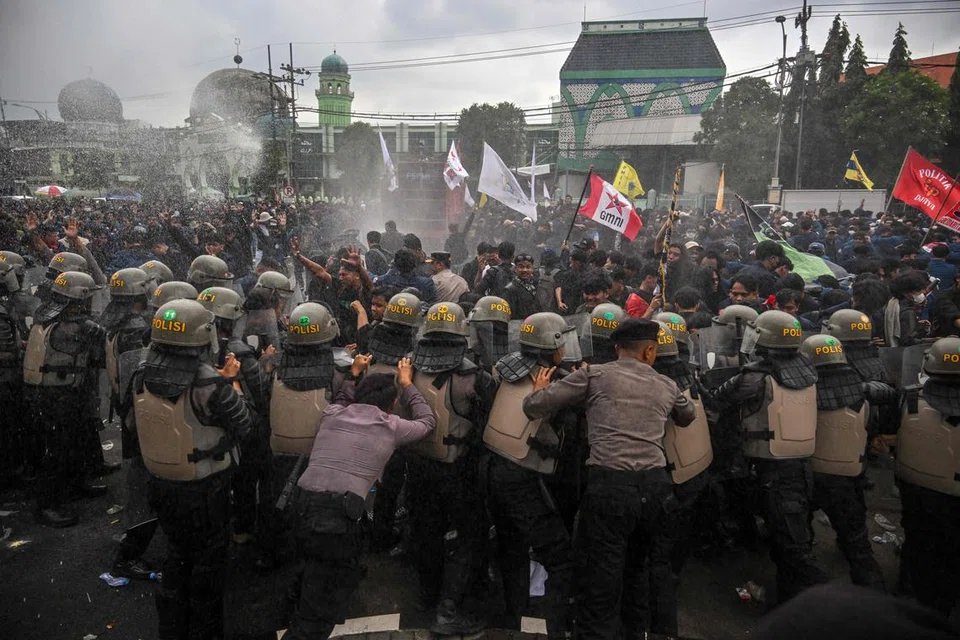 Polis rusuhan menggunakan meriam air terhadap mahasiswa yang menyertai perhimpunan, ‘Indonesia Gelap’, bagi membantah dasar pemotongan belanjawan oleh Presiden Prabowo Subianto, di hadapan bangunan Dewan Perwakilan Rakyat Daerah (DPRD) Jawa Timur di Surabaya pada 17 Februari.