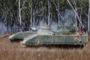 Kenderaan Tempur Berperisai (AFV) Hunter dalam Latihan Wallaby di Australia. 