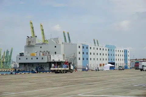 PENGINAPAN LEPAS PANTAI: Pekerja warga asing akan ditempatkan di tempat penginapan lepas pantai buat sementara dan perlu mematuhi peraturan kesihatan awam yang ketat seperti yang ditetapkan Kementerian Kesihatan, seperti mengurangkan hubungan dengan penghuni lain. 