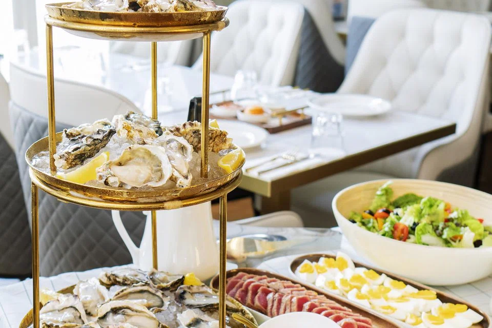 Tiram dan Salad Nicoise dengan Tuna Tataki. 