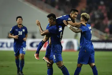 WIRA 'DIJULANG': Penjaring gol Thailand, Chanathip Songkrasin, 'diangkat' rakan sepasukannya semasa kemenangan ke atas Myanmar kelmarin. - Foto AFP