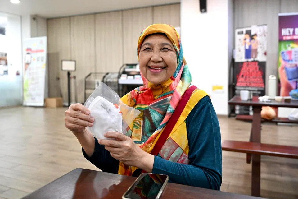 Bagi Cik Sutedjowatie Soedarto, 66 tahun, yang juga telah mengambil sepaket pelitup N95 dari Kelab Masyarakat Nee Soon East pada 15 Oktober, beliau tidak menjangkakan pelitup itu akan diagihkan dalam masa terdekat.