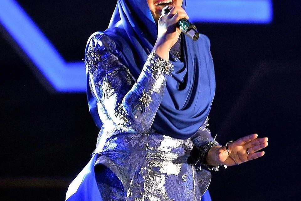 BAK AYAH: Penyanyi tersohor Datuk Siti Nurhaliza akur Allahyarham banyak membantu dalam kerjaya seninya sejak bergelar penyanyi. - Foto fail 