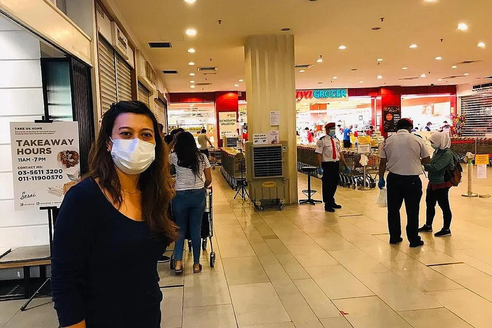 BELI KEPERLUAN: Cik Juliana Abdul Khalik hanya keluar dari rumahnya di Subang Jaya untuk membeli barangan keperluan di pasaraya berdekatan. - Foto ihsan JULIANA ABDUL KHALIK