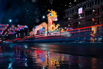 Tanglung naga gergasi ‘menjelma’ di New Bridge Road apabila Chinatown berkerdipan cahaya pada 19 Januari. Ini merupakan sebahagian daripada sambutan perayaan Tahun Baru Cina, di mana pada 2024, ia dianggap masyarakat Cina sebagai ‘Tahun Naga’. Sambutan perayaan itu telah dilancarkan Perdana Menteri, Encik Lee Hsien Loong, yang juga dilahirkan pada Tahun Naga. Lampu perayaan menyala setiap malam hingga 9 Mac di New Bridge Road, Eu Tong Sen Street, South Bridge Road dan Upper Cross Street.