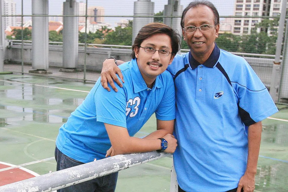 HASIL KERJA KERAS: Encik Muhammed Ezaad bersama bapanya, Allahyarham Dollah Kassim. - Foto fail