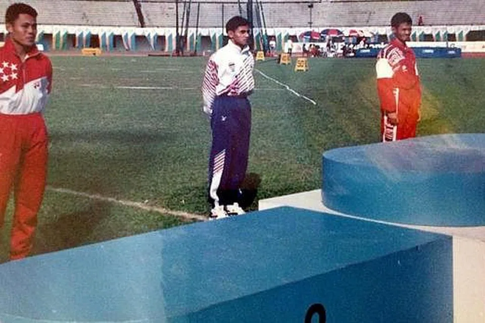 KEMENANGAN PENUH BERMAKNA: Hamkah Afik berjaya mengotakan janji memenangi pingat dalam Sukan SEA hasil azam kuat dan sokongan banyak pihak. - Foto ihsan HAMKAH AFIK