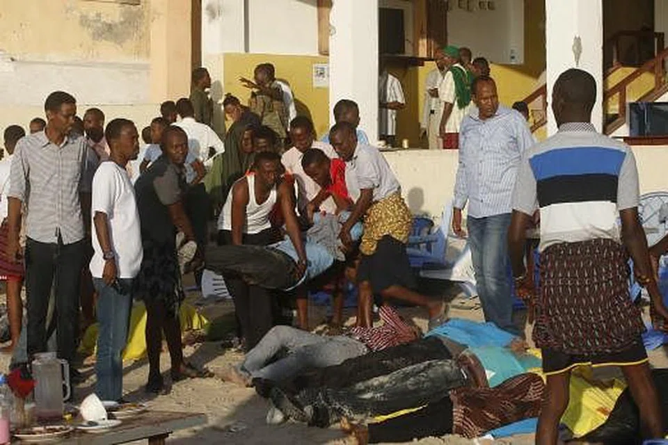 Saudara-mara membawa mayat kaum kerabat mereka yang terbunuh dalam serangan militan di restoran tepi pantai Beach View Cafe, di pantai Lido di ibu negara Somalia, Mogadishu, pada Khamis, 22 Januari. Gambar REUTERS