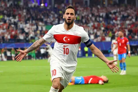 Kapten Turkey, Hakan Calhanoglu, meraikan golnya membuka tirai jaringan ketika menentang Republik Czech pada 27 Jun dalam perlawanan terakhir mereka dalam Kumpulan E di Euro 2024.