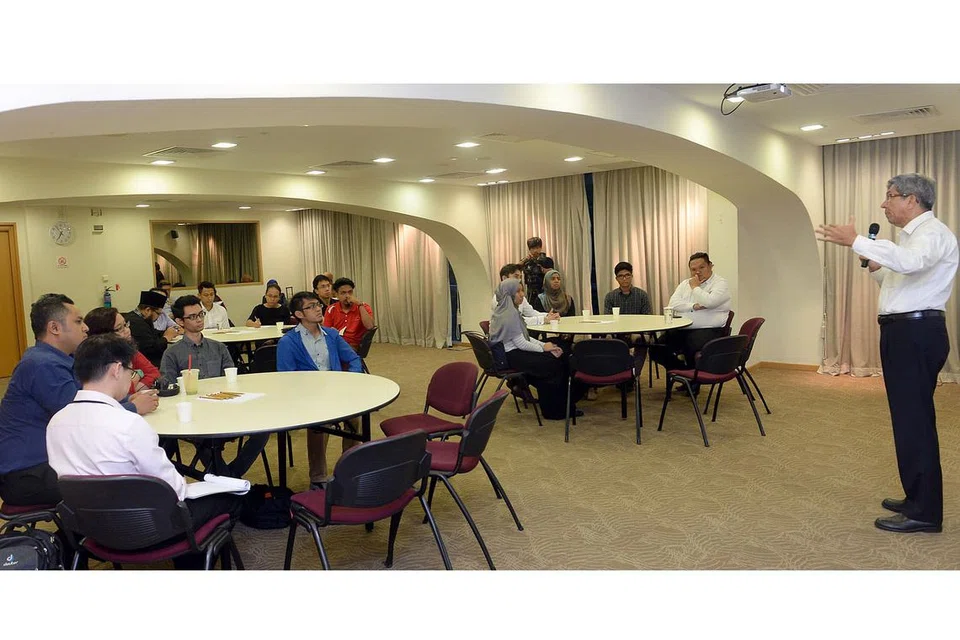 KONGSI PENDAPAT: Dr Yaacob Ibrahim (kanan) mempengerusikan sesi perbincangan bersama 16 belia profesional yang menyentuh isu landskap ekonomi yang kian berubah dan kepelbagaian dalam masyarakat. - Foto TAUFIK A. KADER
