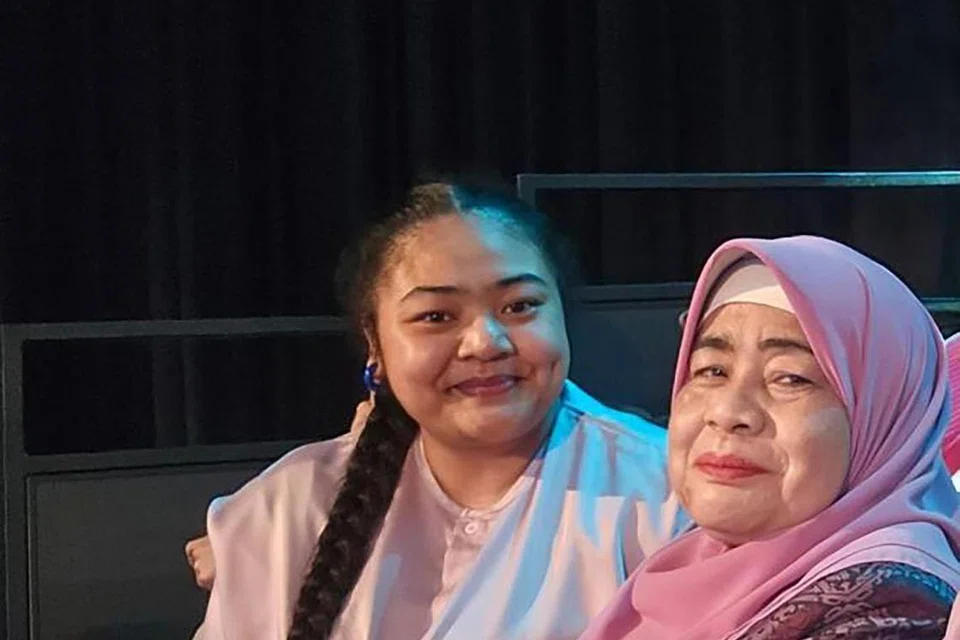 JAGA IBU WALAU SAKIT: Cik Puteri Nur Afiqah Abdul Latiff, yang menghidapi barah kelenjar atau tiroid, turut menjaga ibunya, Cik Rahmah Adrus (kanan), yang juga merupakan pesakit barah buah dada.