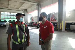 TINGKATKAN GAJI: Encik Mohd Fahmi Aliman (kanan) berkata kenaikan gaji adalah sejajar dengan produktiviti pekerja untuk memastikan ia dijalankan dengan mapan pada jangka masa panjang. Gambar ini diambil semasa lawatannya ke syarikat pengurusan sampah 800 Super pada bulan Januari. - Foto FACEBOOK FAHMI ALIMAN
