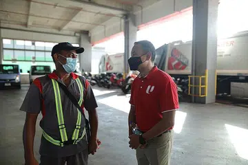 TINGKATKAN GAJI: Encik Mohd Fahmi Aliman (kanan) berkata kenaikan gaji adalah sejajar dengan produktiviti pekerja untuk memastikan ia dijalankan dengan mapan pada jangka masa panjang. Gambar ini diambil semasa lawatannya ke syarikat pengurusan sampah 800 Super pada bulan Januari. - Foto FACEBOOK FAHMI ALIMAN