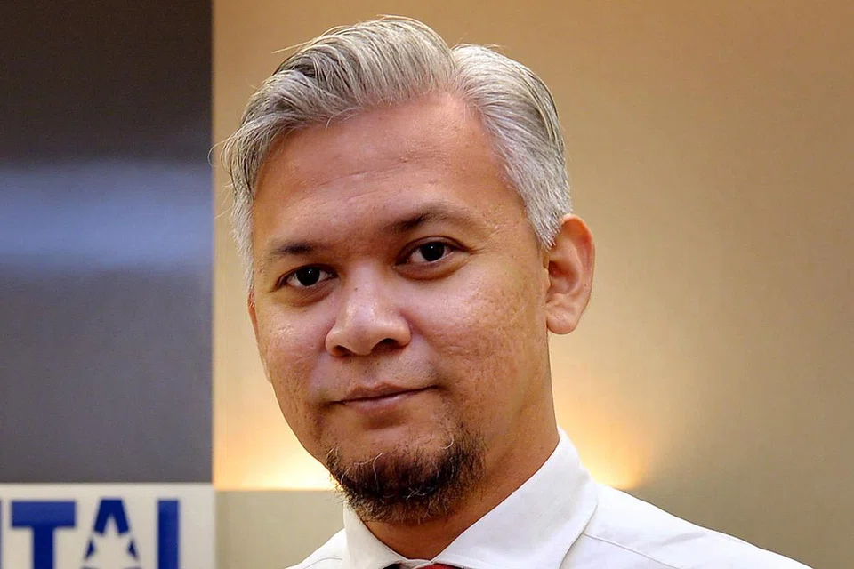 ENCIK HASSANUDDIN MOHAMED: Menyatakan bahawa peraturan ketat dalam urusan pengalihan dana daripada Akaun Biasa kepada Akaun Khas membuat pencarum keberatan berbuat demikian.