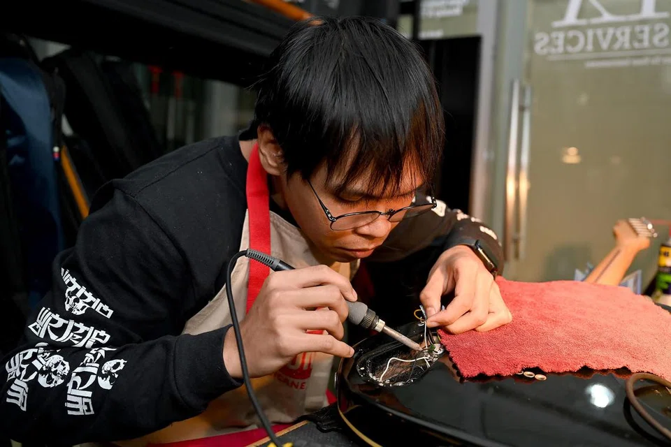 Encik Hazieq Nizam mengenakan bayaran berpatutan bagi memastikan anak muda yang bermain alat muzik mampu mendapatkan khidmatnya, dan berharap dapat memainkan peranan dalam menggalak bidang muzik tempatan.