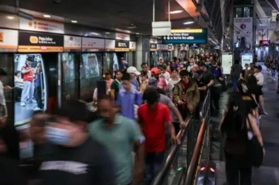 Sepanjang tempoh tiga bulan, kereta api ulang-alik yang menghubungkan stesen Mountbatten, Dakota dan Paya Lebar akan beroperasi di satu platform pada selang masa 10 minit. 