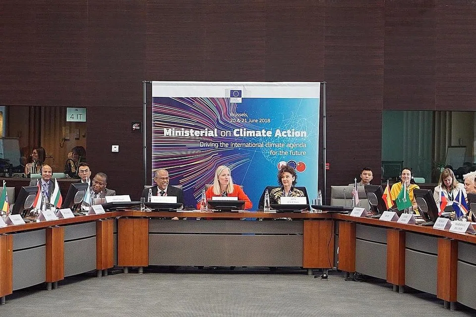 KUMPULAN PERBINCANGAN: Encik Masagos (tengah, kiri) menjadi pengantara bersama dalam kumpulan perbincangan peringkat menteri berhubung pembiayaan iklim, semasa di Brussels, bersama Menteri Sekitaran dan Perubahan Iklim Canada, Cik Catherine McKenna (sebelah, berbaju merah).