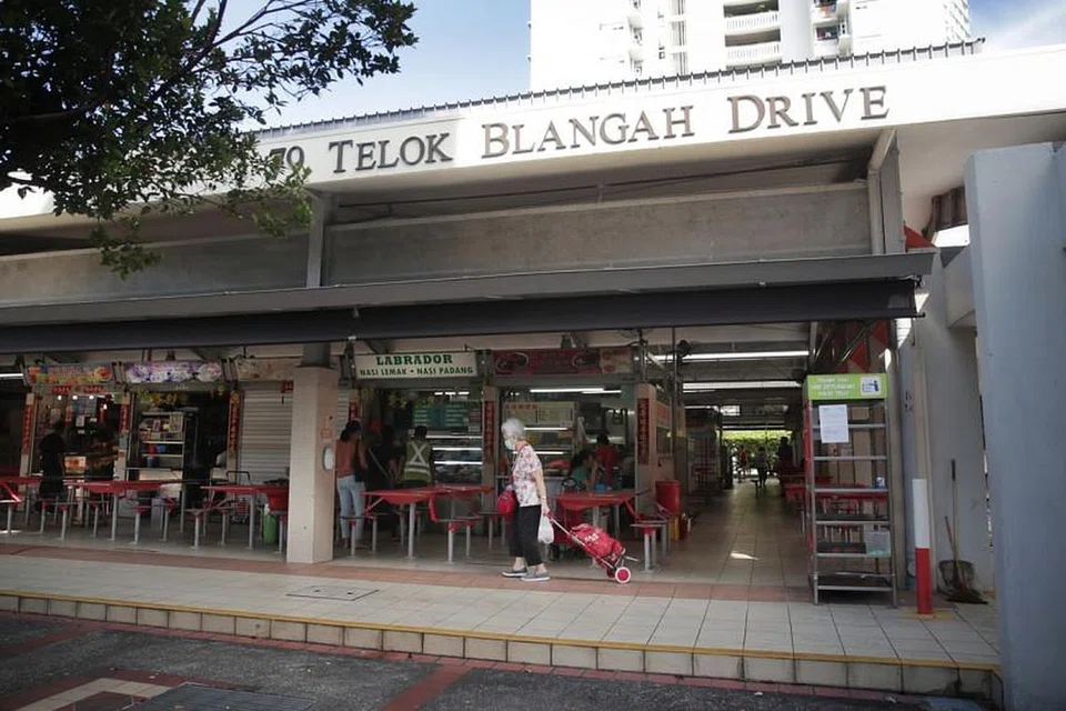 Pusat makan di Blok 79 Telok Blangah Drive telah ditutup bagi kerja-kerja pembersihan. - Foto oleh GIN TAY