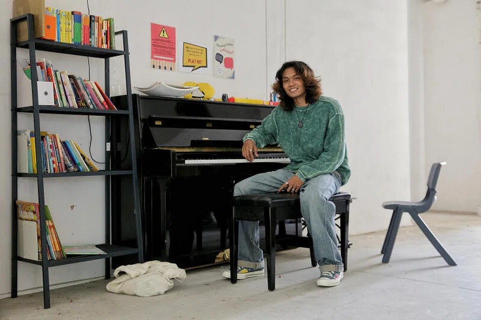 Encik Adam Syah terima banyak komen positif selepas video beliau bermain piano menjadi tular di media sosial.