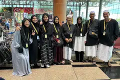 MASIH MENANTI:  Encik Muhammad Shodiqin Abdul Jalil (kanan) bersama ahli keluarganya bergambar bersama di Lapangan Terbang Changi pada Jumaat lalu, tarikh asal mereka sepatutnya berlepas ke Jeddah.