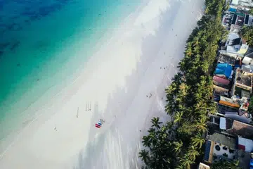 DITUTUP 72 JAM:pantai Boracay ditutup selama 72 jam untuk kerja-kerja pembersihan sehingga 72 jam selepas seorang pelancong asing dikatakan telah membiarkan anaknya membuang air besar di perairannya.-Foto CRISTINA MENINA untuk THE STRAITS TIMES.