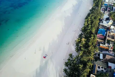 DITUTUP 72 JAM:pantai Boracay ditutup selama 72 jam untuk kerja-kerja pembersihan sehingga 72 jam selepas seorang pelancong asing dikatakan telah membiarkan anaknya membuang air besar di perairannya.-Foto CRISTINA MENINA untuk THE STRAITS TIMES.