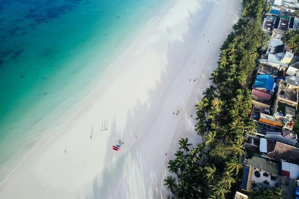 DITUTUP 72 JAM:pantai Boracay ditutup selama 72 jam untuk kerja-kerja pembersihan sehingga 72 jam selepas seorang pelancong asing dikatakan telah membiarkan anaknya membuang air besar di perairannya.-Foto CRISTINA MENINA untuk THE STRAITS TIMES.