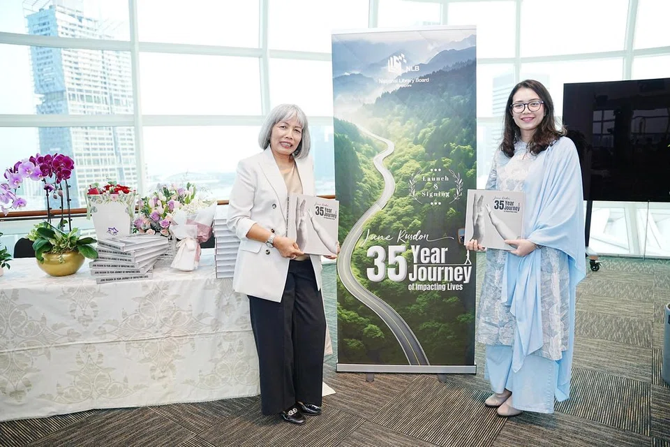 Mantan CEO Busy Bees Asia, Cik Jummaida Rusdon (kiri), semasa sesi pelancaran buku ‘June Rusdon, 35 Year Journey of Impacting Lives’ di Bangunan Perpustakaan Negara pada 24 September. Bersamanya (kanan) ialah Cik Hazlina Halim, Mantan Presiden Terkini PPIS.