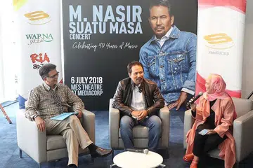 KUMPUL DANA: Sebahagian penjualan tiket konsert Suatu Masa M. Nasir turut menyokong Dana Amanah Pendidikan dan ini diumumkan di sidang media konsert tersebut kelmarin di MES Theatre di Mediacorp. Gambar menunjukkan (dari kiri) Pengerusi Bersama Jawatankuasa Pengumpulan Dana ETF, Encik Sallim Kadir, penyanyi Dato' M. Nasir dan Ketua Penyiaran Melayu Mediacorp, Cik Zakiah Halim. - Foto MEDIACORP SURIA