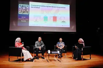 Panel podcast langsung Berita Harian (BH) bertajuk “Minat Warisan Budaya, Belia Boleh Berjaya?” sempena Festival Belia DKSG 2026 di Taman Warisan Melayu pada 11 Julai. Dari kiri, penerbit NoTapis BH selaku moderator, Cik Natasha Mustafa; Pengarah Eksekutif 4PM, Encik Didicazli Ismail; pengasas syarikat teknologi dan arkitek data, Encik Shamir Rahim dan tukang karut muda Politeknik Republic, Cik Nur Syahindah Aqilah Zakaria.