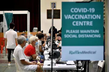 DAPAT VAKSIN: Orang ramai mendapatkan vaksin Covid-19 di Kelab Masyarakat Hong Kah North pada 17 Mac lalu. - Foto BH oleh LIM YAOHUI
