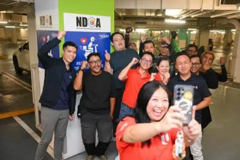 Penghantar makanan, Encik Muhammad Khairil Sapuan (dua dari kiri, berbaju hitam), berkongsi bahawa inisiatif melanjutkan tempoh ihsan meletak kenderaan itu dapat membantu para penghantar makanan menjimatkan kos letak kenderaan, memandangkan pendapatan mereka agak terhad.