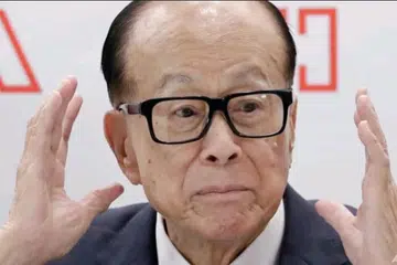 Hartawan Hong Kong, Li Ka-shing, Pengerusi syarikat CK Hutchison Holdings, bercakap dalam satu sidang media bagi mengumumkan keputusan tahunan syarikat itu di Hong Kong pada 16 Mac 2018.