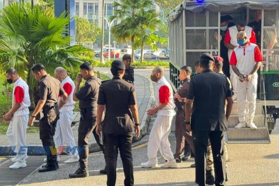 Pengganas warga Filipina yang didapati bersalah dalam tragedi pencerobohan berdarah di Lahad Datu, Sabah (berbaju putih), yang mengorbankan sembilan anggota keselamatan Malaysia, kekal dikenakan hukuman gantung sampai mati oleh Mahkamah Persekutuan Putrajaya pada 2 Oktober.