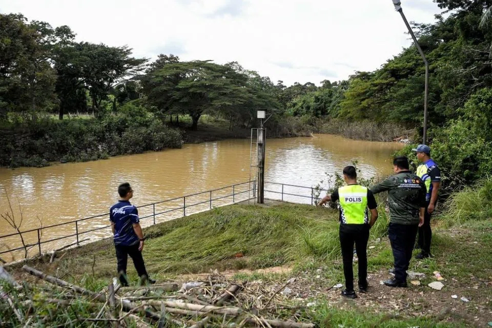 Lokasi pencarian pesara kewangan Felcra, Encik Sabari Baharom, 62 tahun, yang dikatakan dicampak ke dalam Sungai Padang Terap, di Jitra, Kedah, selepas dipercayai disamun dan dibunuh suspek. 