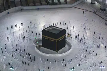 Buat masa ini, jemaah tidak dibenarkan menyentuh Kaabah.