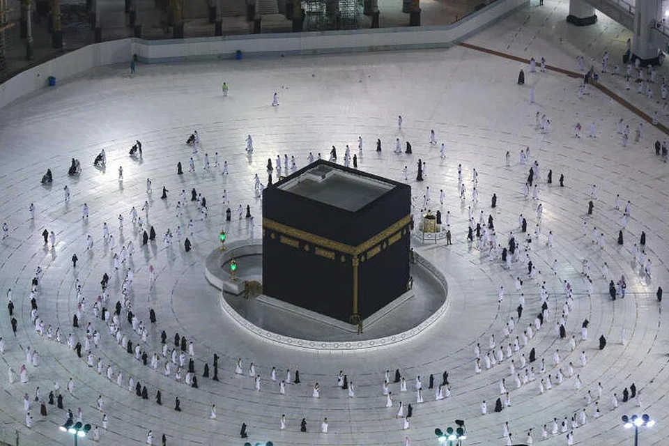 Buat masa ini, jemaah tidak dibenarkan menyentuh Kaabah.