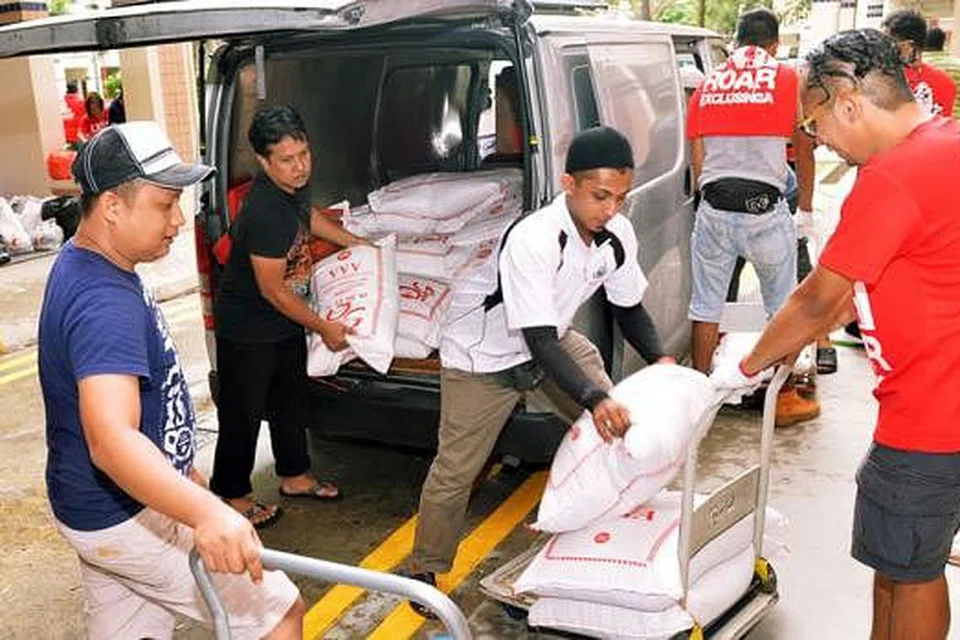 GALAK SEMANGAT MEMBERI: Sebagai sebahagian daripada usaha membangunkan masyarakat Singapura, MCCY akan menggalakkan semangat suka memberi sama ada tenaga atau wang bermula daripada peringkat belia. - Foto fail