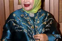MENJAGA SILATURAHIM: Diva legenda Indonesia, Hetty Koes Endang, bukan sahaja menjaga suara, tetapi hubungan akrab dengan,rangkaian peminat, penganjur acara, wartawan dan deejay, dengan rasa penghargaan mereka turut membantunya mempertingkat dan mempertahan kerjaya nyanyiannya selama lima dekad. - Foto BINTANG ONLINE