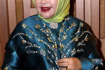 MENJAGA SILATURAHIM: Diva legenda Indonesia, Hetty Koes Endang, bukan sahaja menjaga suara, tetapi hubungan akrab dengan,rangkaian peminat, penganjur acara, wartawan dan deejay, dengan rasa penghargaan mereka turut membantunya mempertingkat dan mempertahan kerjaya nyanyiannya selama lima dekad. - Foto BINTANG ONLINE