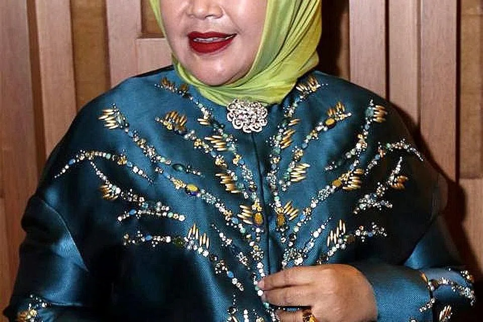 MENJAGA SILATURAHIM: Diva legenda Indonesia, Hetty Koes Endang, bukan sahaja menjaga suara, tetapi hubungan akrab dengan,rangkaian peminat, penganjur acara, wartawan dan deejay, dengan rasa penghargaan mereka turut membantunya mempertingkat dan mempertahan kerjaya nyanyiannya selama lima dekad. - Foto BINTANG ONLINE