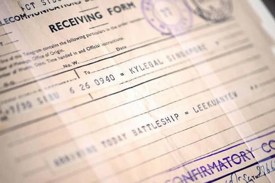 MESEJ 'LUCU': Telegram ini dikirimkan mendiang Encik Lee Kuan Yew dari Sarawak pada September 1958, ketika beliau menjadi peguam di firma Lee & Lee. Telegram itu membawa mesej 'ARRIVING TODAY BATTLESHIP = LEEKUANYEW" (Tiba hari ini kapal perang = Leekuanyew). Beliau menulis 'BATTLESHIP' sedangkan beliau bermaksud ingin makan 'steam boat' apabila pulang, bagi menjimatkan perkataan dan wang kerana telegram mengenakan bayaran berdasarkan jumlah perkataan. 