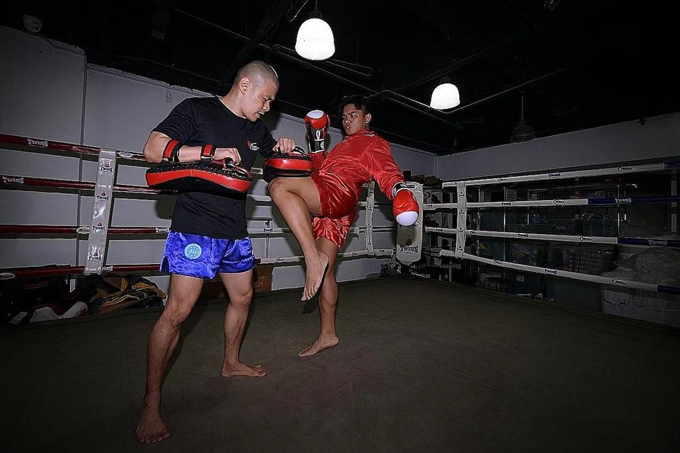 GHAIRAH KEMBALI DI PENTAS DUNIA: Nazri (kanan) dan Loh (kiri) akan bersaing di di Kejohanan Dunia Tinju Tendang Senior dan Master WAKO 2021 di Jesolo Lido, Italy, pada 15 hingga 24 Oktober ini. - Foto BH oleh NG SOR LUAN